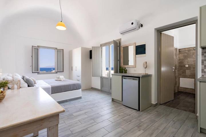 Vakantiewoning voor 2 personen, with balkon and zwembad as well as uitzicht in Kamari