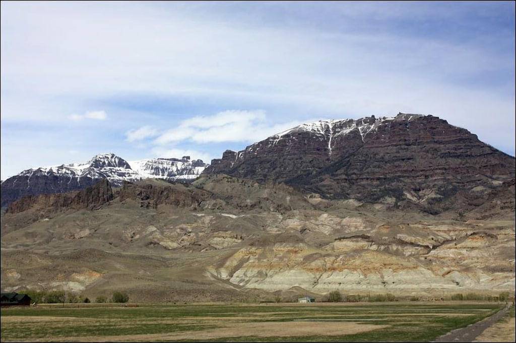 Scenic guest ranch with cozy cabin located between Cody, Wy and Yellowstone Park in Wapiti, Absaroka Range