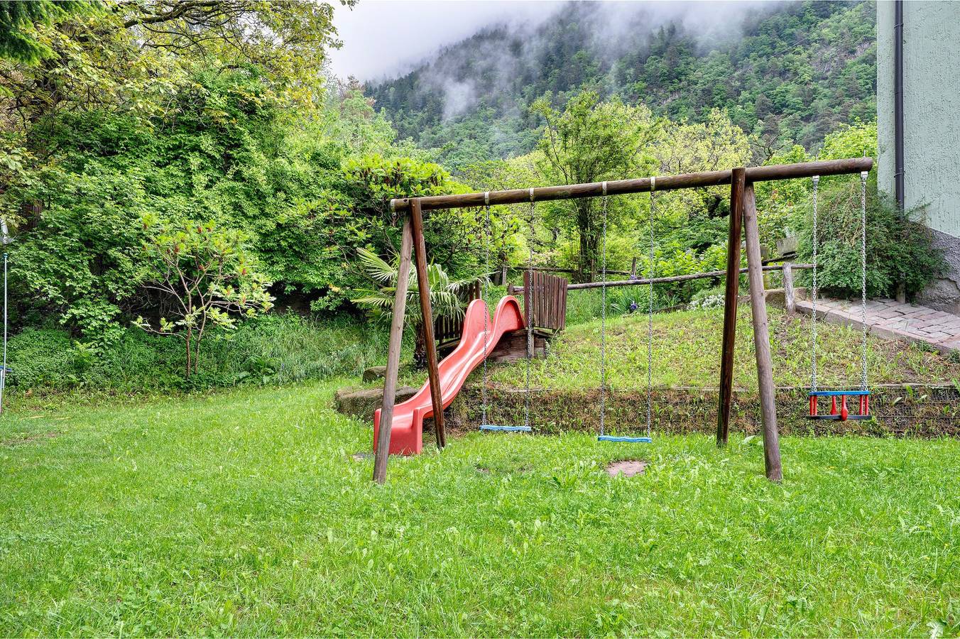 Entire apartment, Apartment 'Sonnblick' with Mountain View, Shared Garden and Wi-Fi in Leifers, Val d’Ega