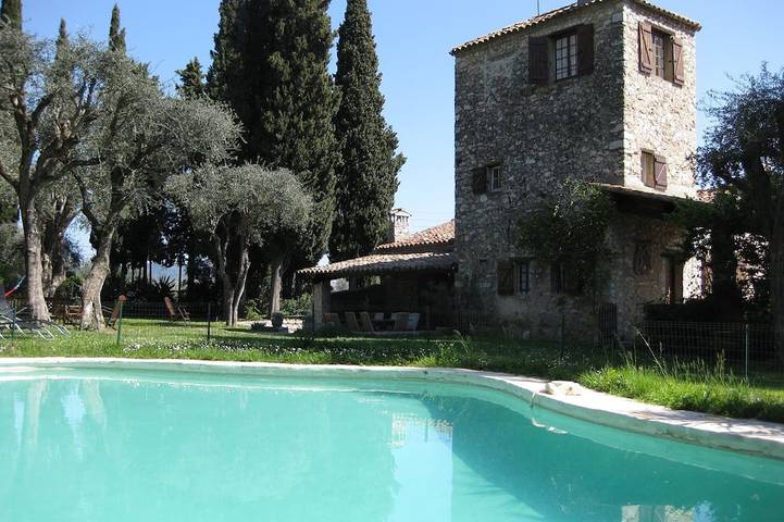 Ferienhaus für 12 Personen, mit Whirlpool und Garten sowie Terrasse, mit Haustier in Nizza