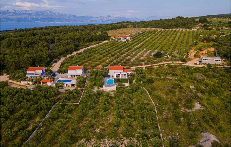 Ferienhaus für 7 Personen, mit Terrasse und Garten sowie Ausblick in Sutivan