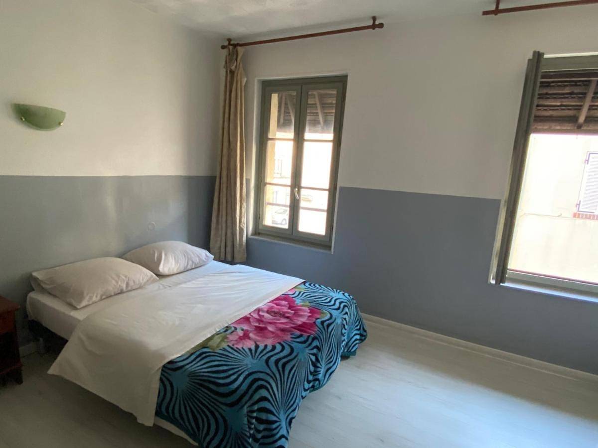 Triple Room with Shower in Dreux, Région de Dreux