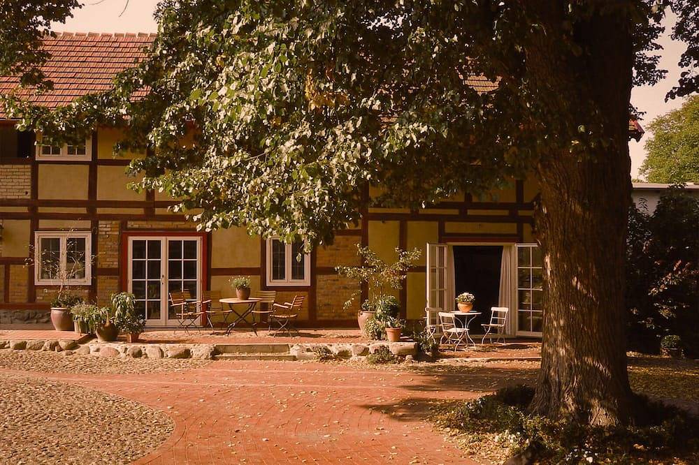 Gutshof Raixa | Charmantes Ferienhaus im historischen Gutshof am Wasser in Plau am See, Ludwigslust-Parchim