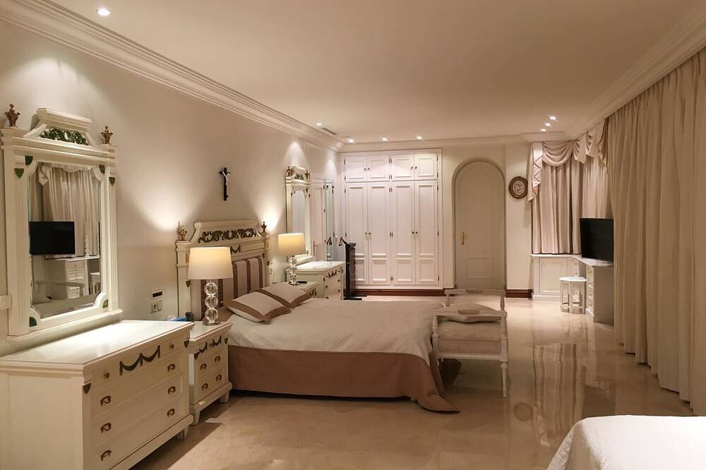 Luxury Villa in Prime Location with Excellent Sea and Mountain Views in Marbella West, Marbella