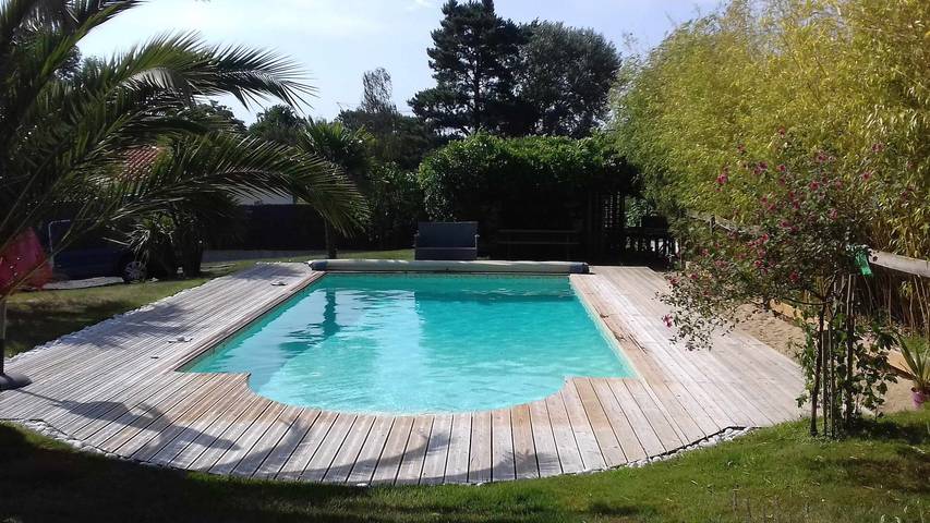 Location de vacances pour 6 personnes, avec piscine et jardin à Landevieille