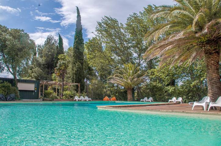 Camping pour 4 personnes, avec Terrasse et Jacuzzi ainsi que Jardin et Piscine