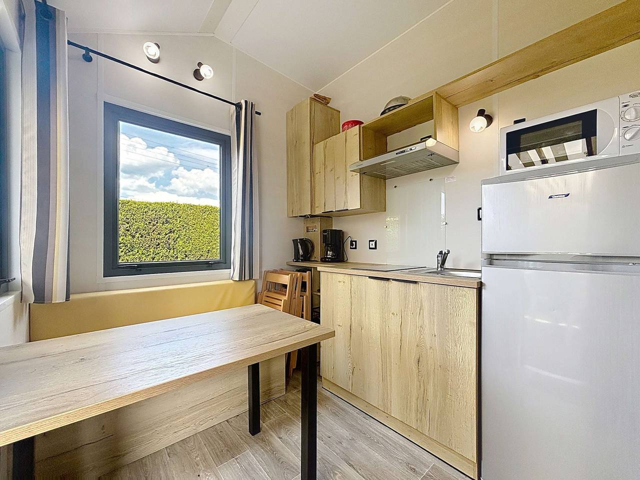 Séjour en Tiny House à Jullouville, piscine et parking inclus in Jullouville, Côte de la Déroute