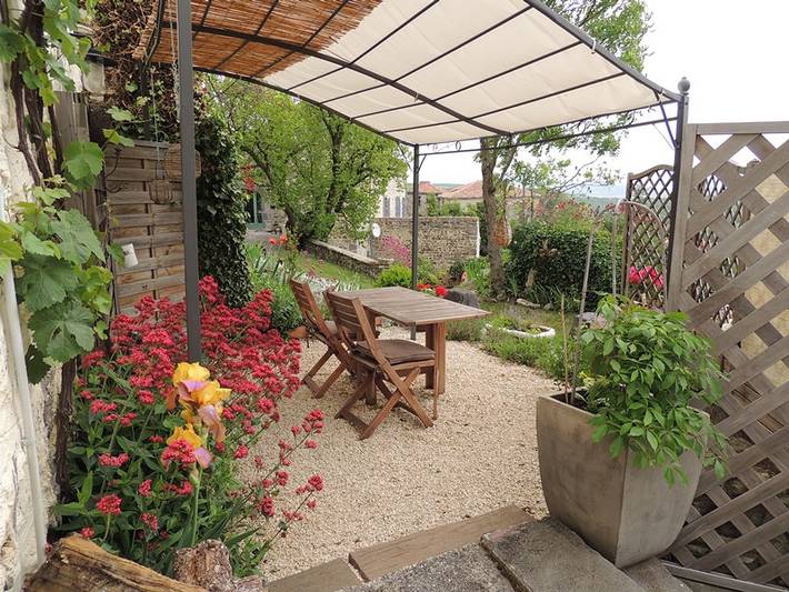 Gîte pour 2 personnes, avec Terrasse ainsi que Jardin et Vue dans Chidrac
