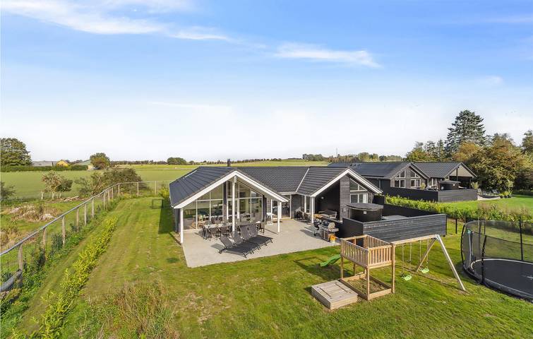 Ferienhaus für 14 Personen, mit Terrasse und Garten sowie Sauna in Over Dråby Strand