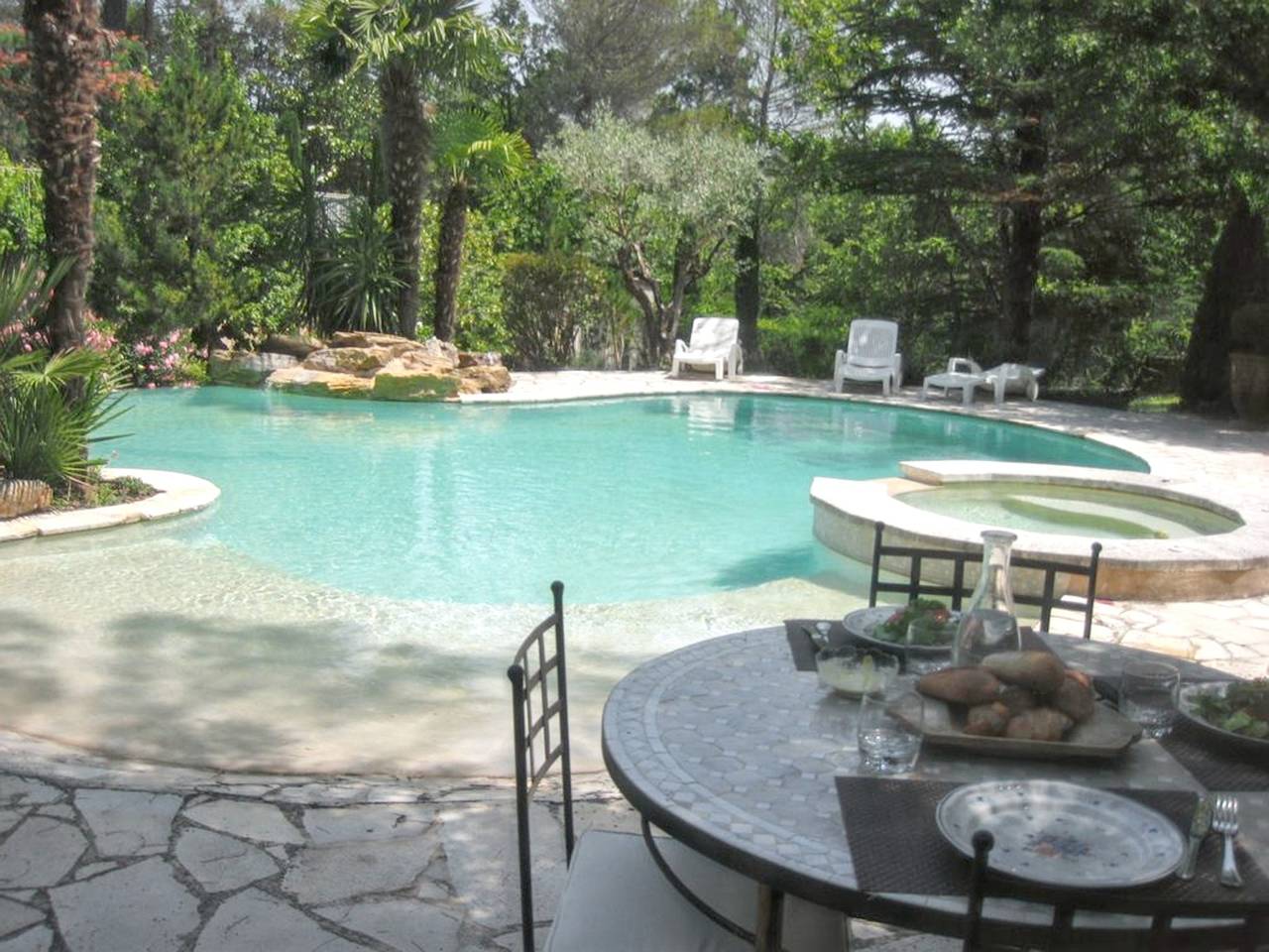 Ruime villa met zwembad in Saint Maximin in Saint-Maximin-la-Sainte-Baume, Brignoles region