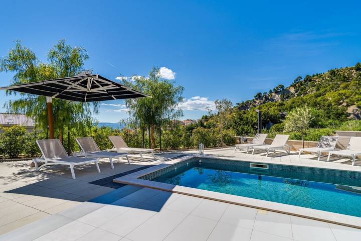 Location de vacances pour 8 personnes, avec Balcon/Terrasse et Vue sur l’océan ainsi que Jardin et Piscine à Podstrana - 3