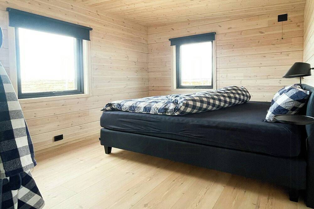 Design-Kabine am Eismeer mit Blick auf die Nordlichter in Vadsø