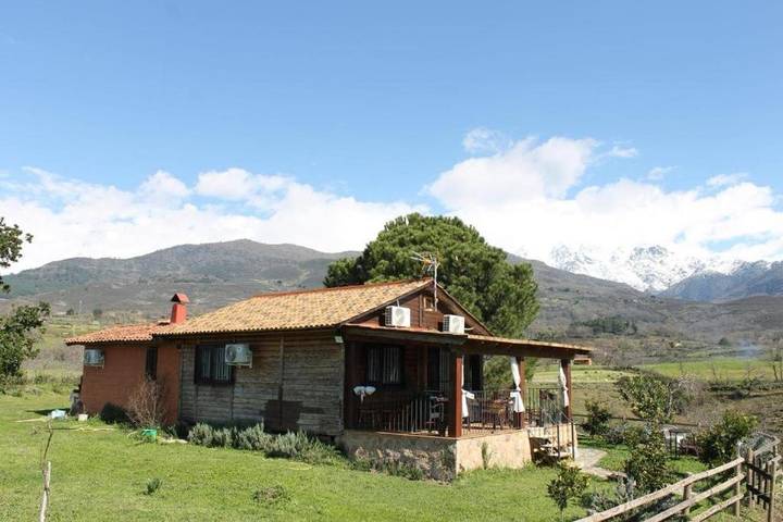Apartamento para 6 personas, con jardín y vistas además de balcón y piscina en Candeleda