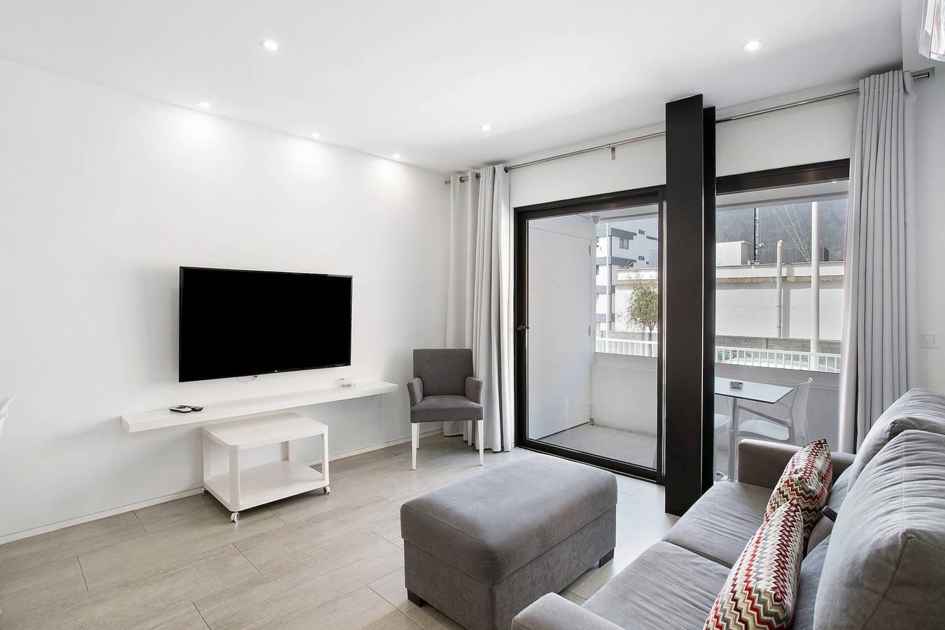 Apartamento inteiro, Casa de férias 'Flying La Palma - Yellow' com vista para a montanha, terraço e Wi-Fi in Los Llanos, Los Llanos de Aridane