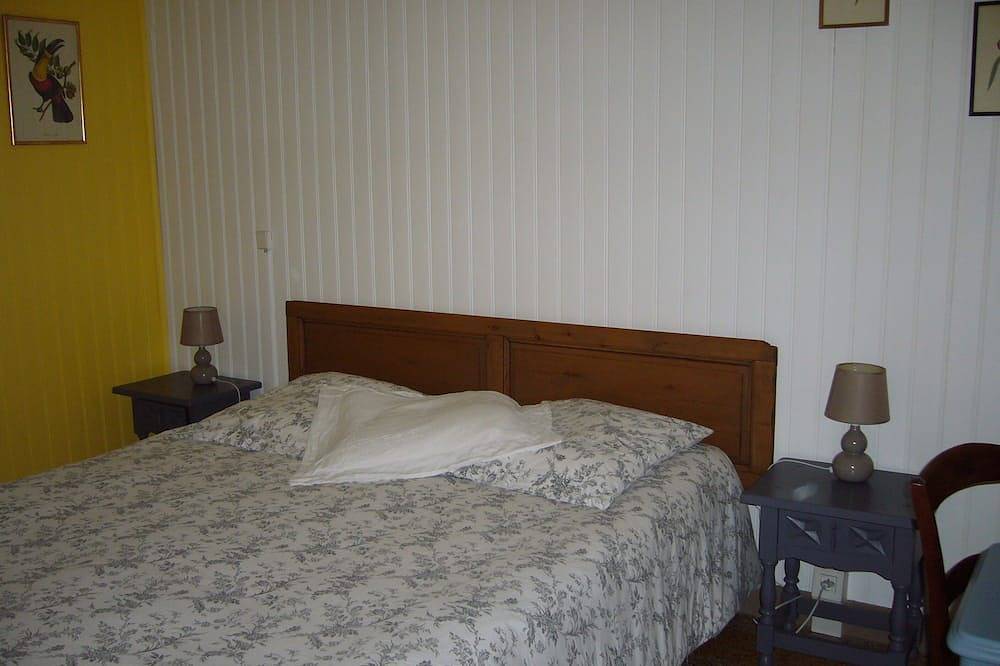 House 10 mn walk from the city center with shaded garden, olive trees. in Uzès, Nimes region