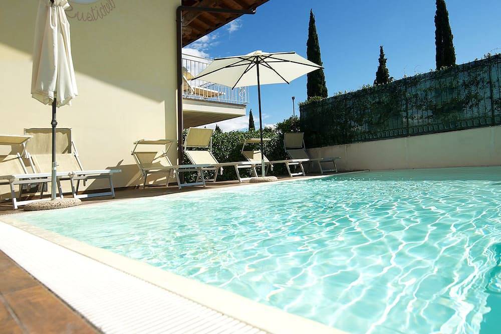 Ganze Wohnung, Residenz Limoni del Rustichel: FeWo N.1 mit Seeblick,  Tiefgarage und Pool. in Maclino, Toscolano-Maderno