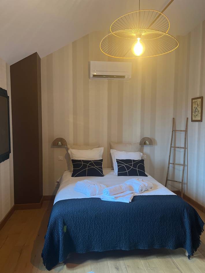 Chambre d’hôtes « Épicéa » avec salle de bains, terrasse partagée, Wi-Fi et climatisation in Champdray, Saint-Dié-des-Vosges
