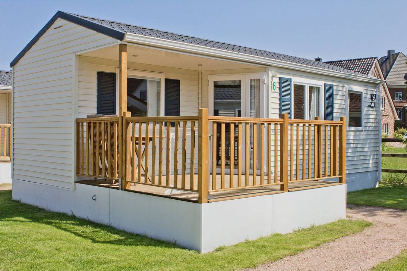 Mobilheim Pacifique mit Terrasse für 4 Personen im Ferienpark Am Waldrand in Südstrand Pelzerhaken, Ostholstein