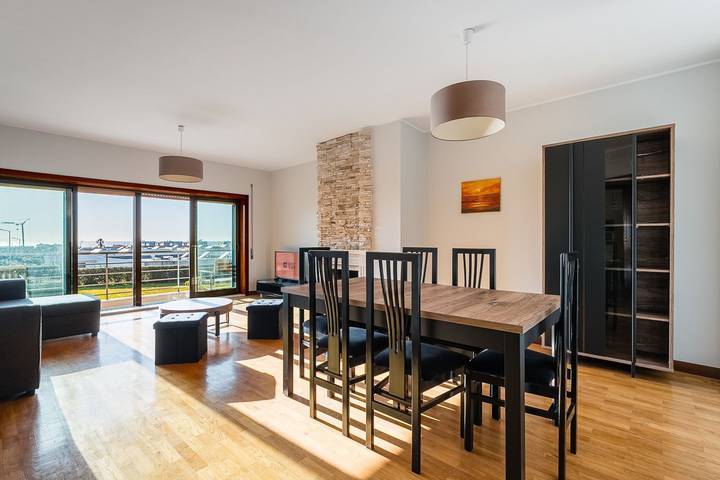 Appartement de vacances pour 4 personnes, avec piscine ainsi que jardin et balcon