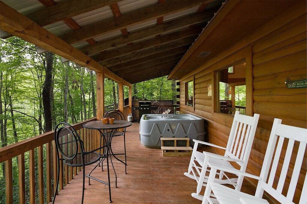 Squirrel Run Couples log cabin retreat in Fontana Lake