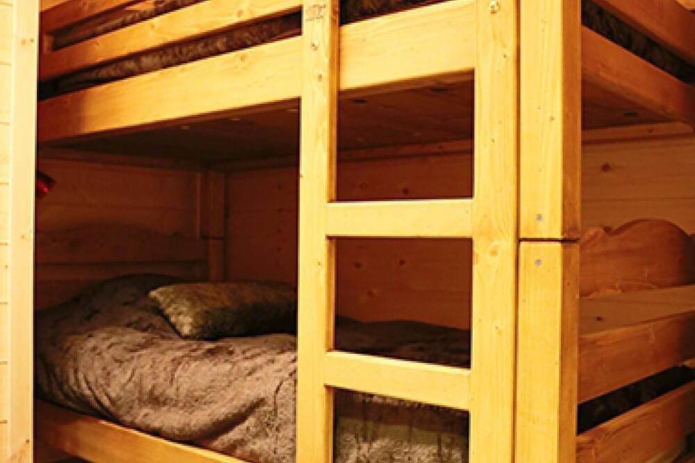 Dans chalet récent Rez de jardin indépendant 50 m2 ,terrasse sud parking privés in Allos, Région Castellane