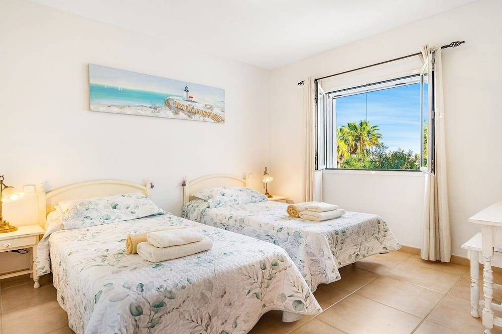 Villa Alma del Mar - Exceptional Villa with Marina Views & Pool in Port d'Addaia, Es Mercadal