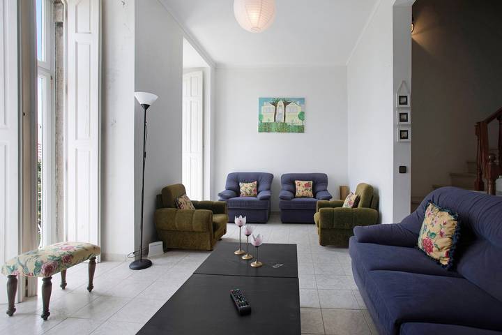 Apartamento inteiro, Apartamento 'Vista Baia' com vista para o mar, piscina partilhada e acesso Wi-Fi in Praia de São Martinho do Porto, São Martinho do Porto