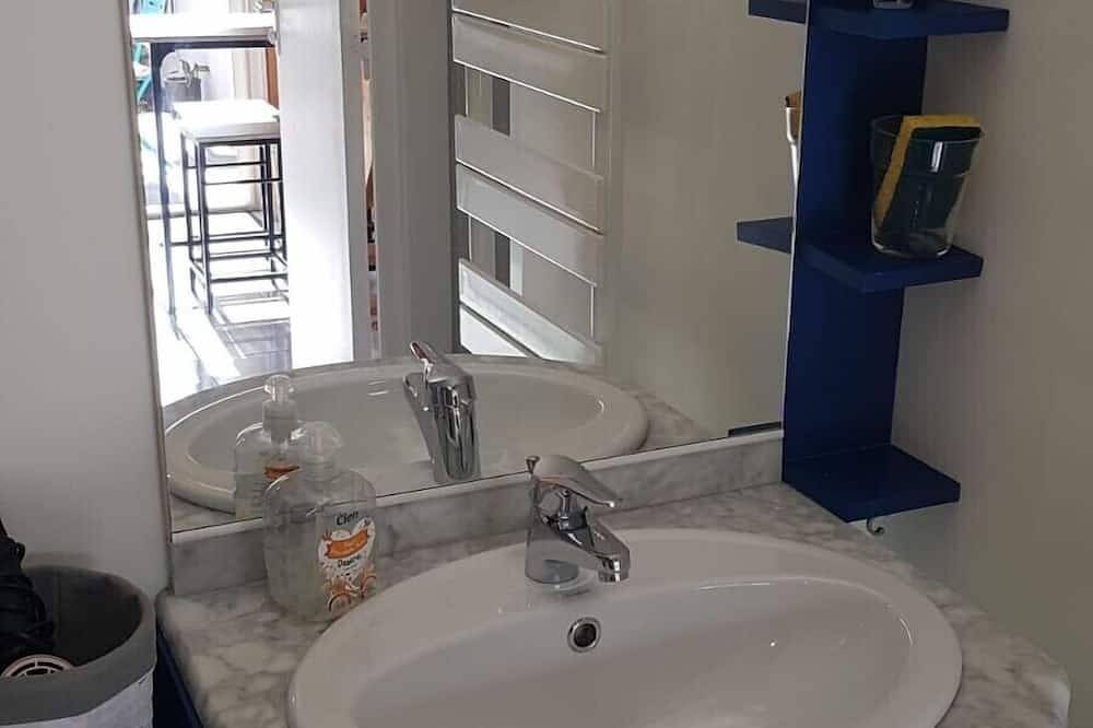 Apartamento entero, Air-conditioned, fully renovated duplex with private terrace in Lunel, Côte d'Améthyste