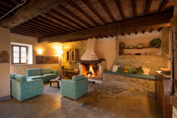 Location de vacances pour 5 personnes, avec vue ainsi que jardin et piscine, animaux acceptés à Radicondoli - 2