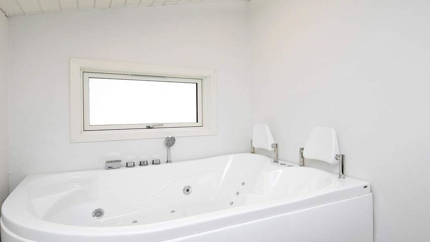 Feriehus for 8 personer, med jacuzzi og terrasse i Hals