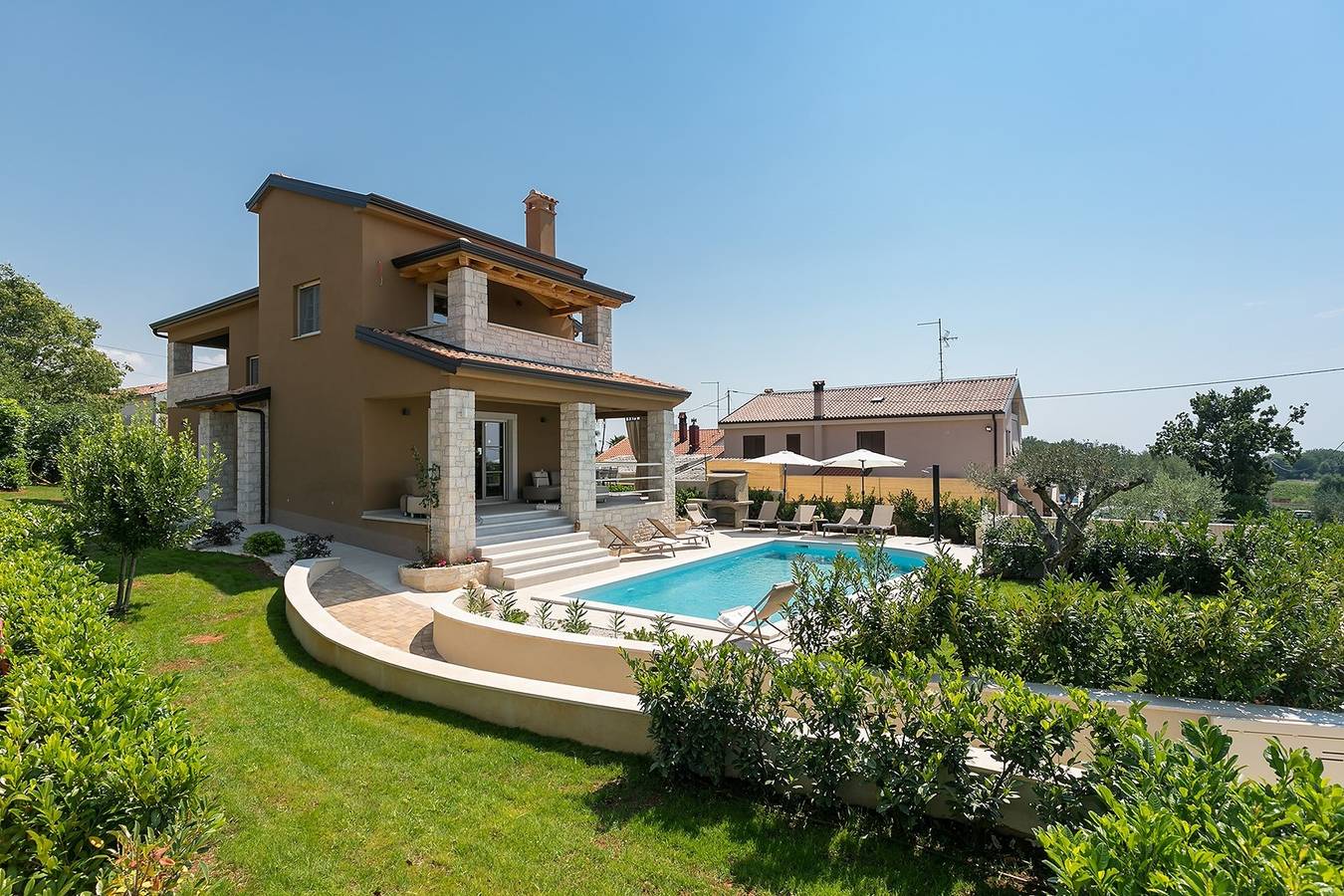 Komfortable neu erbaute Villa mit privatem Pool und Garten in einer ruhigen und friedlichen Umgebung in der Nähe von Porec, Haustiere erlaubt in Vizinada, Zentralistrien