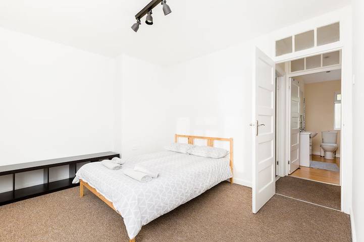 Quinton Essentials Birmingham House in Birmingham, Birmingham Area