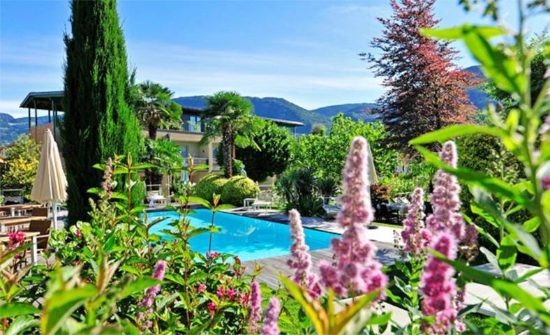 Ferienhaus für 4 Personen, mit Balkon und Whirlpool sowie Terrasse und Garten in Nals