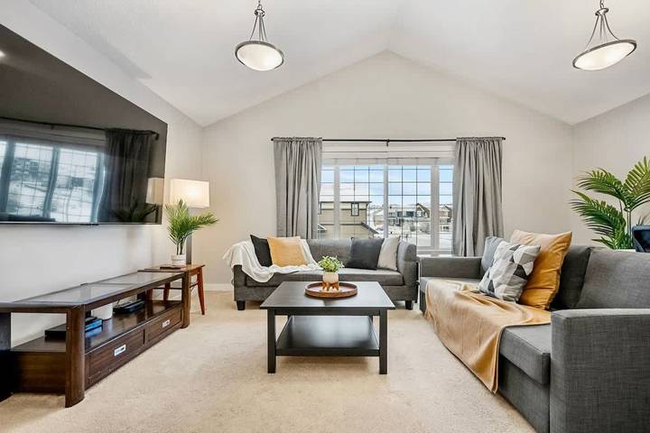 Vacation rental for 9 people, with balcony, child-friendly in Calgary