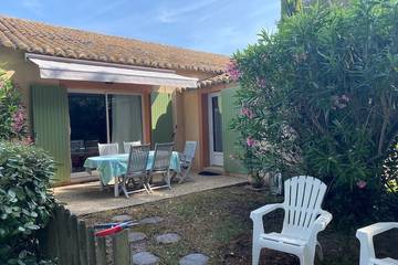 Gîte pour 4 personnes, avec jardin ainsi que terrasse et piscine, animaux acceptés à Saint-Saturnin-lès-Avignon