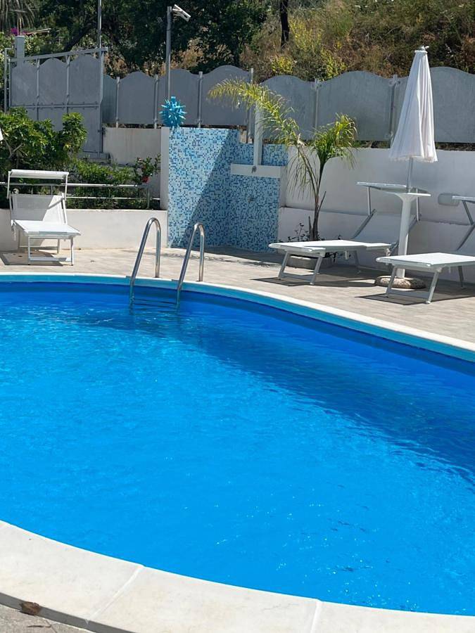 B&b per 2 persone, con Balcone e Terrazza nonché Giardino e Piscina in Capo Vaticano