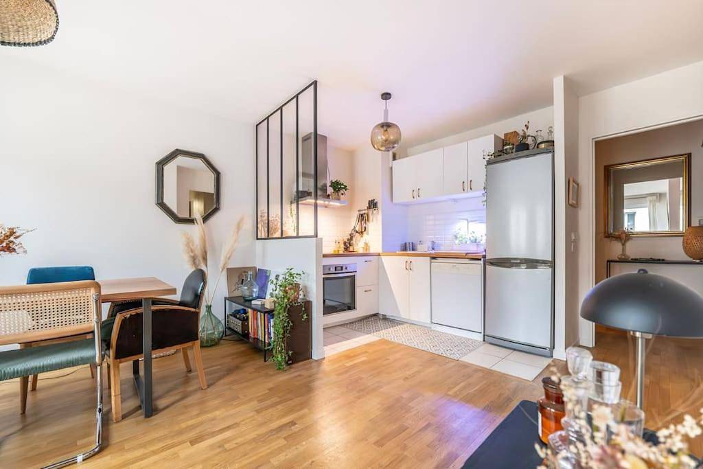 Appartement entier, One-Bedroom Apartment in Les Lilas, Seine-Saint-Denis