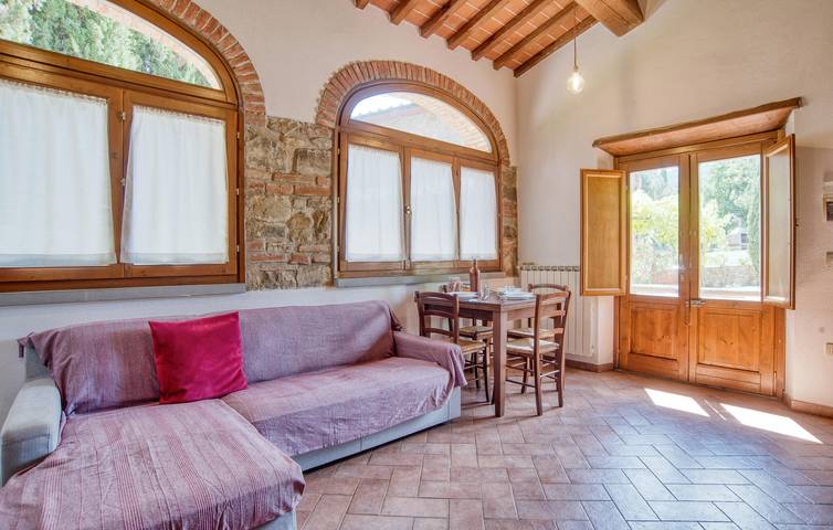 Accogliente appartamento con piscina e parcheggio, vicino a una pizzeria in Civitella in Val di Chiana, Chianti