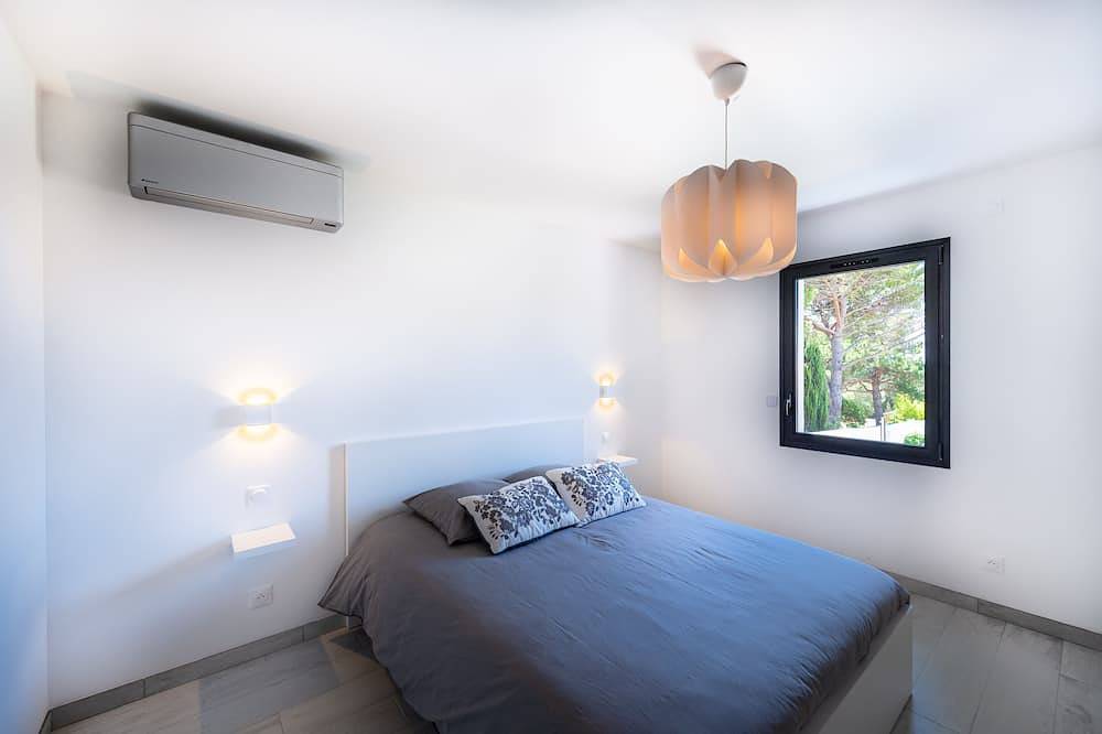 Magnifique Villa Neuve Haut De Gamme Piscine Collective Chauffée 8 Personnes. in Sanary-sur-Mer, Côte méditerranéenne (France)