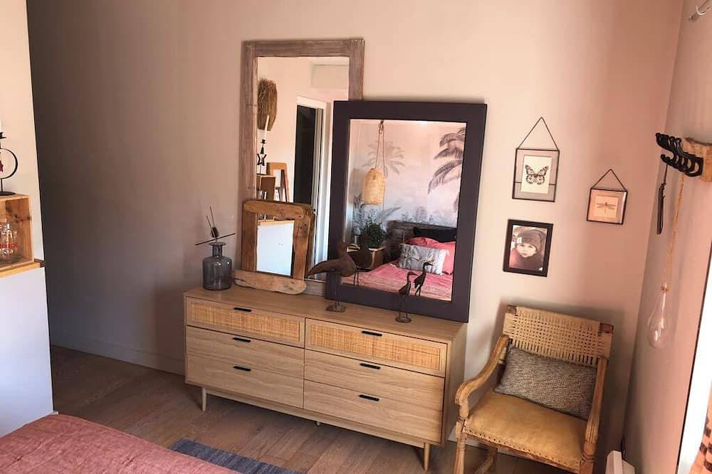 Chambre et salle de bain. Petit déjeuner et espace piscine privé compris. in Ginasservis, Région de Brignoles
