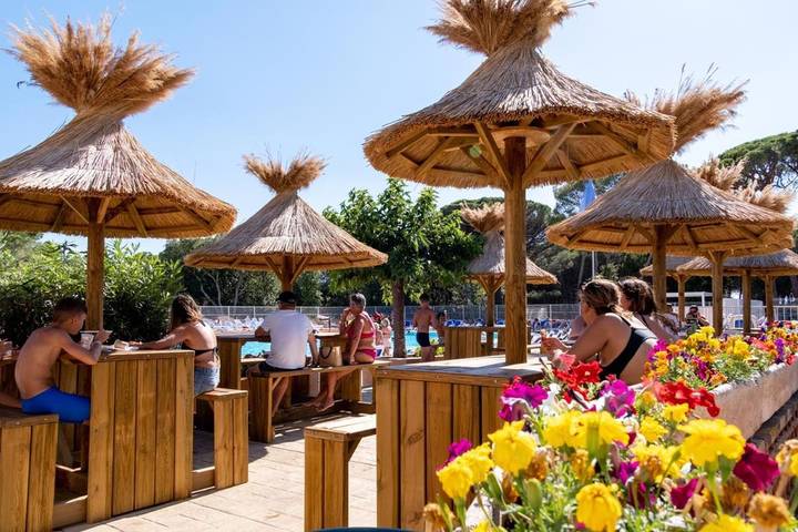 Camping pour 8 personnes, avec Terrasse et Jardin ainsi que Piscine et Vue à Puget-sur-Argens - 3