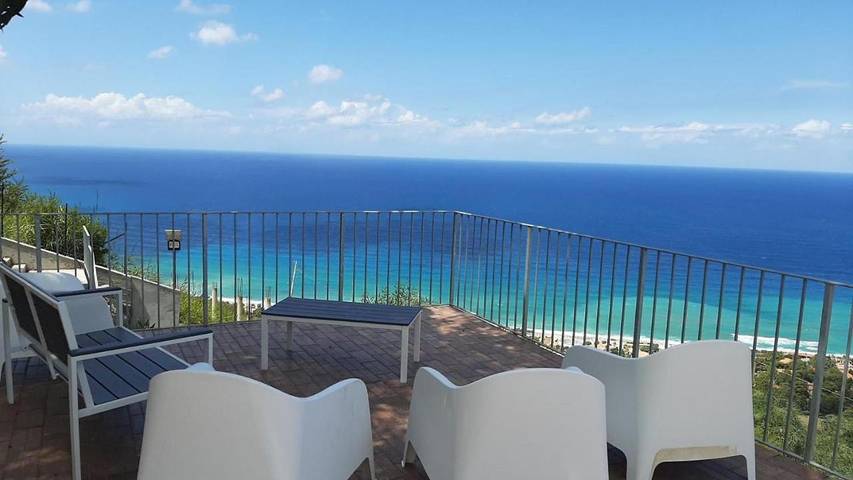 Gîte pour 7 personnes, avec Balcon et Terrasse ainsi que Jardin et Vue à Zambrone - 4