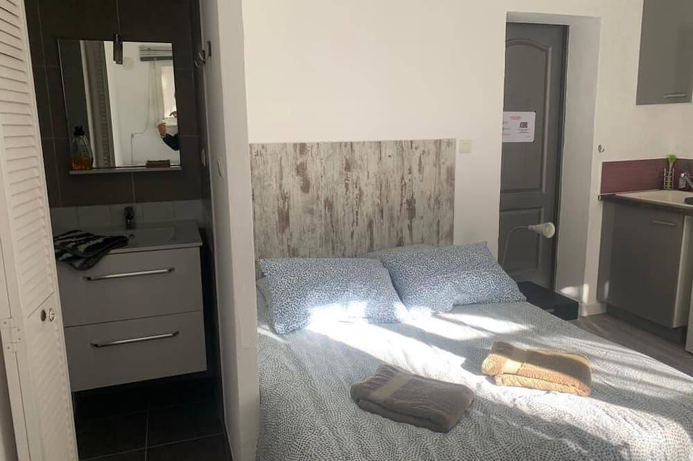 Appartement entier, Studio indépendant en rez de chaussé de villa, avec parking sécurisé in Pertuis, Parc naturel régional du Luberon