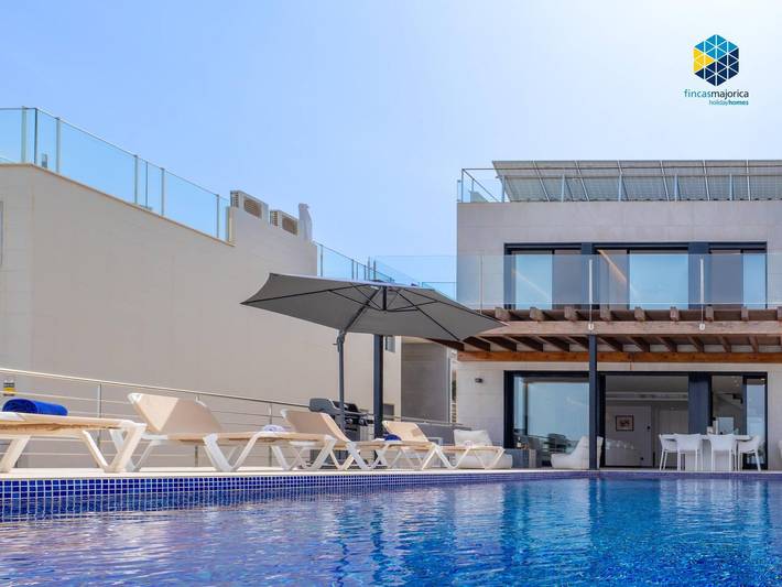 Villa moderna con piscina privada, jacuzzi, aire acondicionado y parking seguro in Cala Blava, Lluchmayor