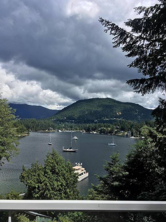 Es ist eine kurze Entfernung zum Paradies, verwöhnen Sie sich an diesem Haus am Wasser mit einem Dock in Sunshine Coast Regional District