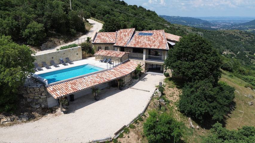 Casa de vacaciones 'La Ferme D'Helyette' con vistas a la montaña, piscina privada y Wi-Fi in Toulaud, Tournon-sur-Rhône región