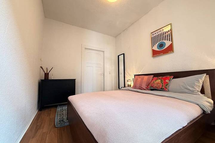 Ganze Wohnung, Elegant 4Br Apartment | Walk to City + Balcony in Oldenburg, Niedersachsen