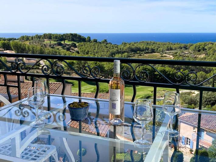 Gîte pour 4 personnes, avec Terrasse et Jardin ainsi que Piscine et Vue dans Golf De Fregate