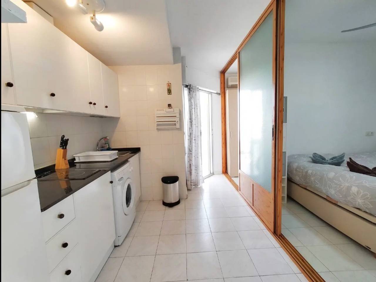 Apartamento entero, Apartamento 'Acogedor a 300 m de la Playa' con Vista al Lago, Wi-Fi y Aire Acondicionado in Torrevieja, Costa Blanca