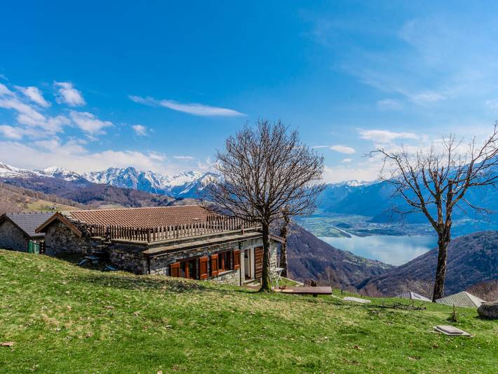 Ferienhaus für 3 Personen, mit Seeblick und Ausblick sowie Terrasse und Garten - 1